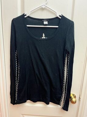 Enti Black Long-Sleeve Scoop Neck Top with White Zigzag Side Detail